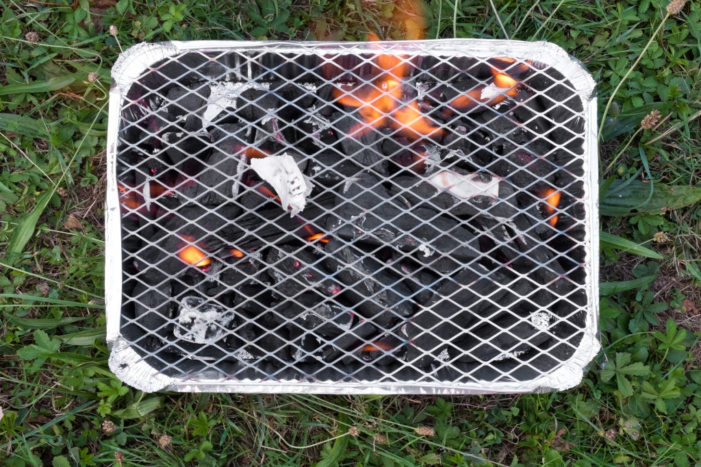 Single use barbecues (instant grills)